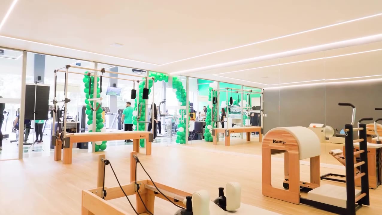 Sala de Pilates com aparelhos de madeira